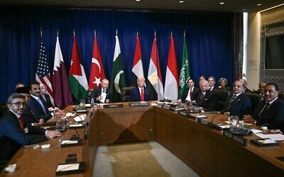 Assis à la table principale, de gauche à droite : Le ministre des Affaires étrangères des Émirats arabes unis, Cheikh Abdullah ben Zayed al-Nahyan, le président indonésien Prabowo Subianto, l'émir du Qatar, Tamim ben Hamad al-Thani, le président turc Recep Tayyip Erdogan, le président américain Donald Trump, le roi Abdallah II de Jordanie, le Premier ministre pakistanais Shehbaz Sharif et le Premier ministre égyptien Mostafa Madbouly assistant à une réunion multilatérale pour discuter de la situation à Gaza, en marge de l'Assemblée générale des Nations unies, à New York, le 23 septembre 2025. (Crédit : Brendan Smialowski/AFP)