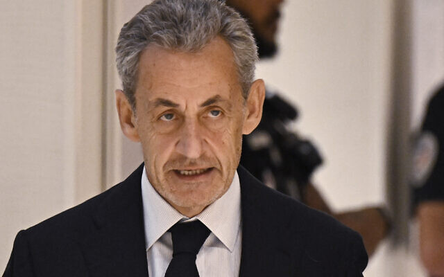 L'ancien président français Nicolas Sarkozy arrive pour le verdict de son procès pour financement illégal de sa campagne présidentielle victorieuse de 2007 par la Libye, au tribunal de Paris, le 25 septembre 2025. (Crédit : JULIEN DE ROSA / AFP) L'ancien président français Nicolas Sarkozy arrive pour le verdict de son procès pour financement illégal de sa campagne présidentielle victorieuse de 2007 par la Libye, au tribunal de Paris, le 25 septembre 2025. (Crédit : JULIEN DE ROSA / AFP)