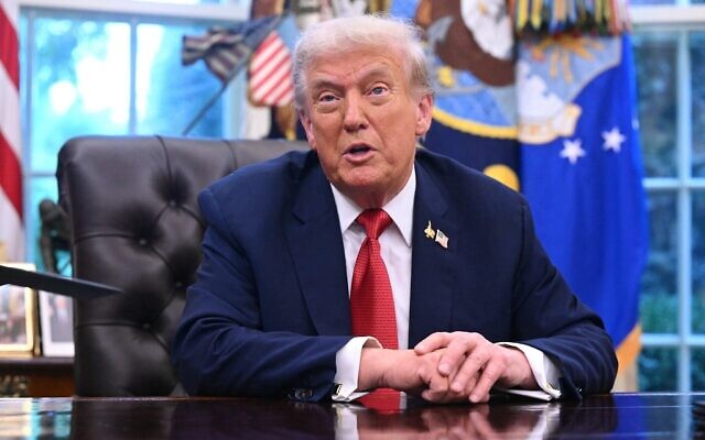 Le président américain Donald Trump s'adresse à la presse dans le bureau ovale de la Maison Blanche à Washington, DC, le 25 septembre 2025. (Crédit : Saul Loeb/AFP)