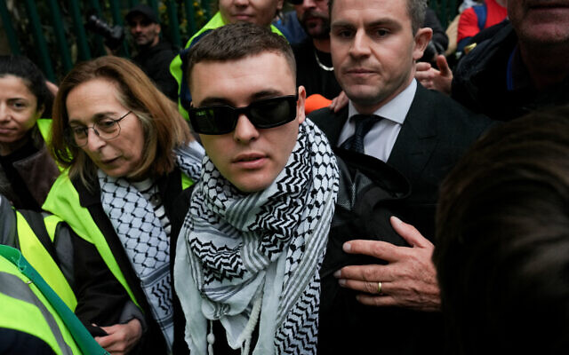Liam O'Hanna, alias Mo Chara, membre du groupe anti-Israël Kneecap, quittant le tribunal de Woolwich Crown Court, dans le sud-est de Londres, le 26 septembre 2025. (Crédit : Carlos Jasso/AFP)