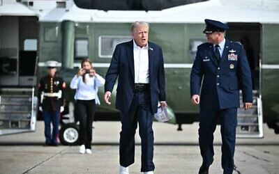 Le président américain Donald Trump est sur le point de monter à bord d'Air Force One sur la base d'Andrews, dans le Maryland, le 26 septembre 2025. Trump se rend à Farmingdale, dans l'État de New York, pour assister à la compétition de golf de la Ryder Cup. (Photo de Mandel NGAN / AFP)