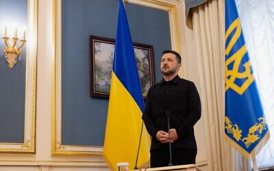 Le président ukrainien Volodymyr Zelensky donnant une conférence de presse, à Kiev, le 27 septembre 2025. (Crédit : Tetiana Dzhafarova/AFP)