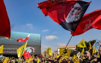 Des partisans du Hezbollah assistent à une cérémonie marquant le premier anniversaire de l'assassinat par Israël de leur chef de longue date, Hassan Nasrallah, dans la banlieue sud de Beyrouth, le 27 septembre 2025. (Crédit : Anwar Amro/AFP)
