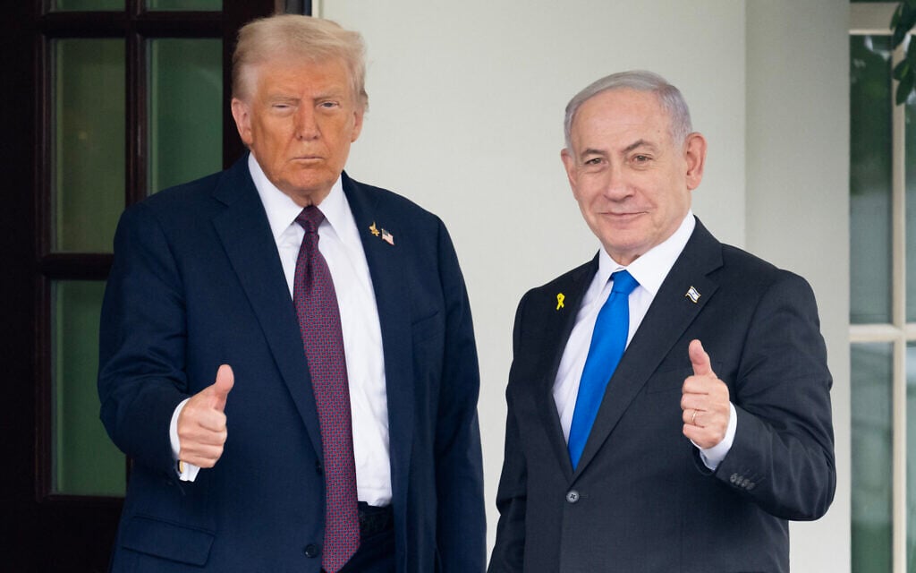 Le président américain Donald Trump (à gauche) accueille le Premier ministre Benjamin Netanyahu à son arrivée à l'aile ouest de la Maison Blanche à Washington, DC, le 29 septembre 2025. (Crédit : SAUL LOEB / AFP) Le président américain Donald Trump (à gauche) accueille le Premier ministre Benjamin Netanyahu à son arrivée à l'aile ouest de la Maison Blanche à Washington, DC, le 29 septembre 2025. (Crédit : SAUL LOEB / AFP)