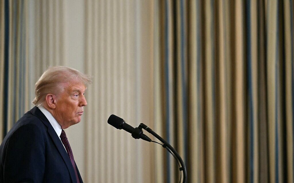 Le président américain Donald Trump en conférence de presse avec le Premier ministre Benjamin Netanyahu dans la salle à manger de la Maison Blanche, à Washington, DC, le 29 septembre 2025. (Crédit : Jim WATSON / AFP) Le président américain Donald Trump en conférence de presse avec le Premier ministre Benjamin Netanyahu dans la salle à manger de la Maison Blanche, à Washington, DC, le 29 septembre 2025. (Crédit : Jim WATSON / AFP)