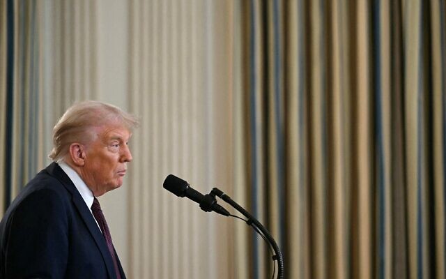 Le président américain Donald Trump en conférence de presse avec le Premier ministre Benjamin Netanyahu dans la salle à manger de la Maison Blanche, à Washington, DC, le 29 septembre 2025. (Crédit : Jim WATSON / AFP) Le président américain Donald Trump en conférence de presse avec le Premier ministre Benjamin Netanyahu dans la salle à manger de la Maison Blanche, à Washington, DC, le 29 septembre 2025. (Crédit : Jim WATSON / AFP)