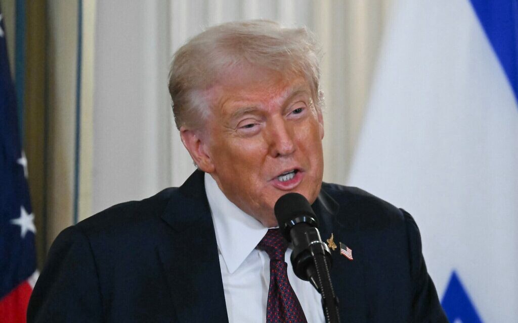 Le président américain Donald Trump s'exprime lors d'une conférence de presse avec le Premier ministre Benjamin Netanyahu dans la salle à manger de la Maison Blanche à Washington, DC, le 29 septembre 2025. (Crédit : ANDREW CABALLERO-REYNOLDS / AFP) Le président américain Donald Trump s'exprime lors d'une conférence de presse avec le Premier ministre Benjamin Netanyahu dans la salle à manger de la Maison Blanche à Washington, DC, le 29 septembre 2025. (Crédit : ANDREW CABALLERO-REYNOLDS / AFP)