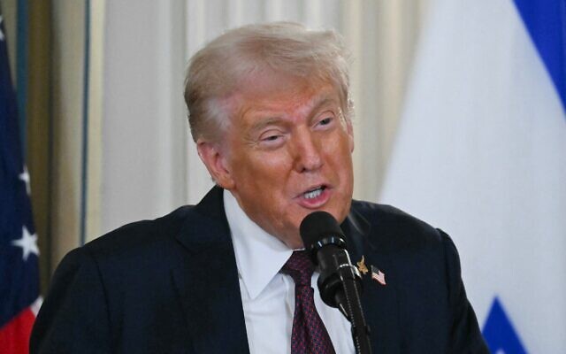 Le président américain Donald Trump s'exprime lors d'une conférence de presse avec le Premier ministre Benjamin Netanyahu dans la salle à manger de la Maison Blanche à Washington, DC, le 29 septembre 2025. (Crédit : ANDREW CABALLERO-REYNOLDS / AFP) Le président américain Donald Trump s'exprime lors d'une conférence de presse avec le Premier ministre Benjamin Netanyahu dans la salle à manger de la Maison Blanche à Washington, DC, le 29 septembre 2025. (Crédit : ANDREW CABALLERO-REYNOLDS / AFP)