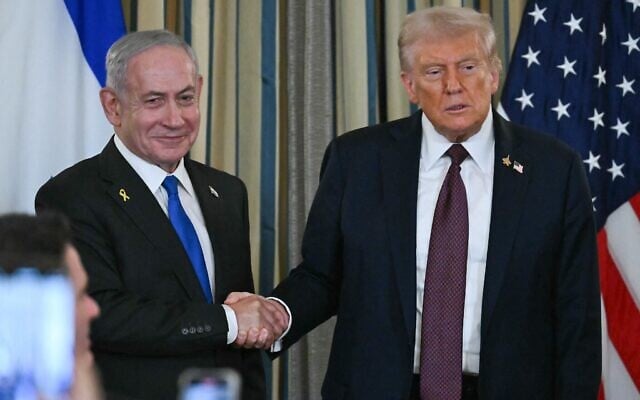 Le président américain Donald Trump (à droite) et le Premier ministre Benjamin Netanyahu se serrant la main à l'issue d'une conférence de presse conjointe à la Maison Blanche, à Washington, le 29 septembre 2025. (Crédit : Andrew Caballero-Reynolds/AFP)