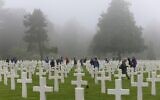 À l'occasion du 74ᵉ anniversaire du débarquement, des écoliers visitent le cimetière militaire américain de Colleville, à Colleville-sur-Mer, dans l'ouest de la France, le 6 juin 2018. (Crédit : David Vincent/AP)