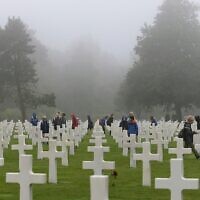 À l'occasion du 74ᵉ anniversaire du débarquement, des écoliers visitent le cimetière militaire américain de Colleville, à Colleville-sur-Mer, dans l'ouest de la France, le 6 juin 2018. (Crédit : David Vincent/AP)