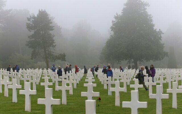 À l'occasion du 74ᵉ anniversaire du débarquement, des écoliers visitent le cimetière militaire américain de Colleville, à Colleville-sur-Mer, dans l'ouest de la France, le 6 juin 2018. (Crédit : David Vincent/AP)