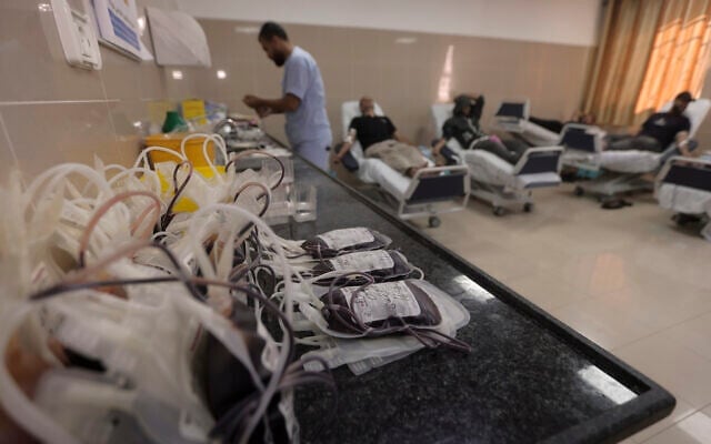 Des Gazaouis donnant leur sang à l'hôpital Nasser de Khan Younès, dans le sud de la bande de Gaza, le 16 novembre 2023. (Crédit : Mohammed Dahman/AP Photo)