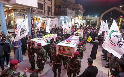 Illustration : Des Irakiens assistant aux funérailles de terroristes des Kataeb Hezbollah, à Najaf, en Irak, le 22 novembre 2023. (Crédit : Anmar Khalil/AP) Illustration : Des Irakiens assistant aux funérailles de terroristes des Kataeb Hezbollah, à Najaf, en Irak, le 22 novembre 2023. (Crédit : Anmar Khalil/AP)