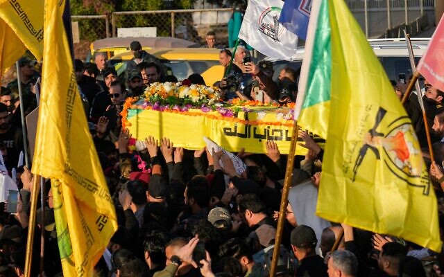 Des combattants des Forces de mobilisation populaire transportent le cercueil d'un commandant du groupe paramilitaire Kataeb Hezbollah, Wissam Muhammad Sabir Al-Saadi, tué lors d'une frappe aérienne américaine, à Bagdad, en Irak, le 8 février 2024. (Crédit : AP Photo/Hadi Mizban) Des combattants des Forces de mobilisation populaire transportent le cercueil d'un commandant du groupe paramilitaire Kataeb Hezbollah, Wissam Muhammad Sabir Al-Saadi, tué lors d'une frappe aérienne américaine, à Bagdad, en Irak, le 8 février 2024. (Crédit : AP Photo/Hadi Mizban)