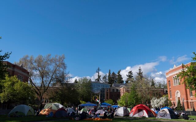 Un campement de tentes en signe de protestation contre la guerre entre Israël et le Hamas, sur le campus l'université de l'Oregon, à Eugene, dans l'Oregon, le 29 avril 2024. (Crédit : Jenny Kane/AP)