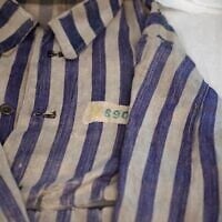 Un uniforme rayé porté par un prisonnier d'un camp de concentration exposé dans un laboratoire de conservation des textiles, à Yad Vashem, à Jérusalem, le 8 juillet 2024. (Crédit : Maya Alleruzzo/AP Photo)
