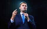 Charlie Kirk, fondateur de Turning Point USA, s'exprimant lors d'un événement organisé par Turning Point avant le discours du candidat républicain à la vice-présidence, le sénateur JD Vance, R-Ohio, lors d'un événement de campagne mercredi 4 septembre 2024, à Mesa, en Arizona. (Crédit : AP Photo/Ross D. Franklin)