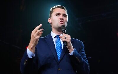 Charlie Kirk, fondateur de Turning Point USA, s'exprimant lors d'un événement organisé par Turning Point avant le discours du candidat républicain à la vice-présidence, le sénateur JD Vance, R-Ohio, lors d'un événement de campagne mercredi 4 septembre 2024, à Mesa, en Arizona. (Crédit : AP Photo/Ross D. Franklin)