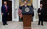 Larry Ellison, président d'Oracle Corporation, au centre, s'exprime tandis que le président américain Donald Trump, à gauche, et Masayoshi Son, PDG du groupe SoftBank, l'écoutent, dans la salle Roosevelt de la Maison Blanche, le 21 janvier 2025, à Washington. (Crédit : AP Photo/Julia Demaree Nikhinson)