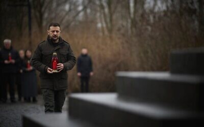 Sur cette photo fournie par le bureau de presse présidentiel ukrainien, le président ukrainien Volodymyr Zelensky assiste à une cérémonie lors de la Journée de commémoration de la Shoah au monument aux victimes juives des massacres nazis du ravin de Babi Yar, à Kiev, en Ukraine, le 27 janvier 2025. (Bureau de presse présidentiel ukrainien via AP) Sur cette photo fournie par le bureau de presse présidentiel ukrainien, le président ukrainien Volodymyr Zelensky assiste à une cérémonie lors de la Journée de commémoration de la Shoah au monument aux victimes juives des massacres nazis du ravin de Babi Yar, à Kiev, en Ukraine, le 27 janvier 2025. (Bureau de presse présidentiel ukrainien via AP)