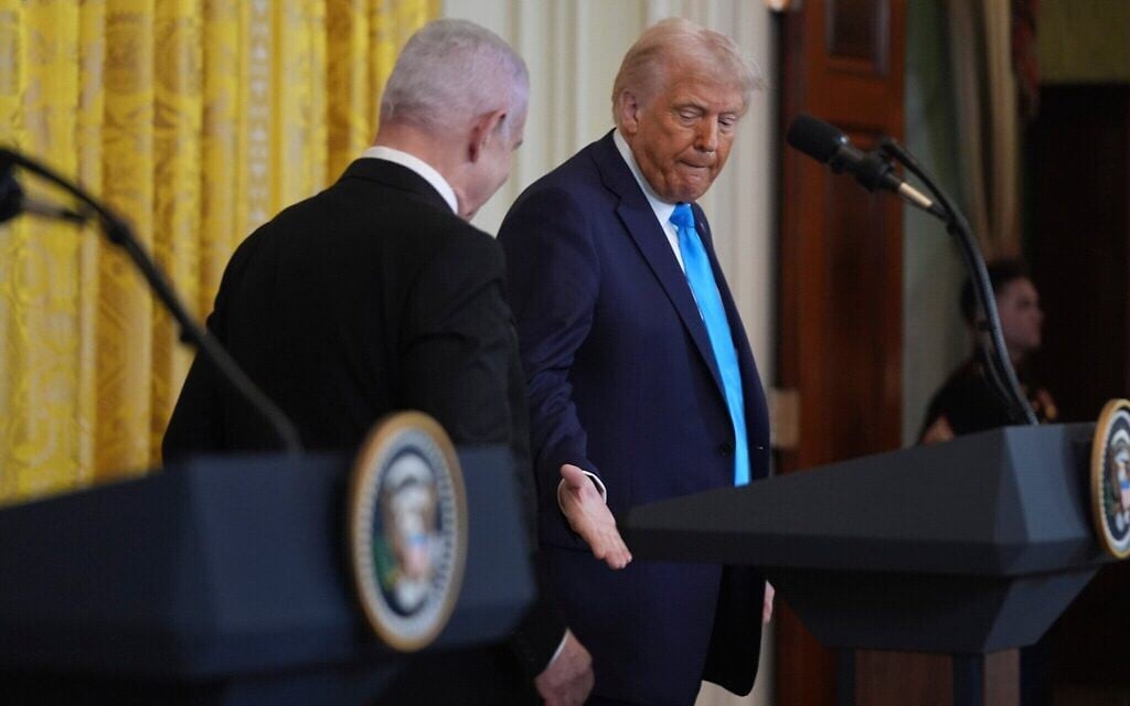 Le président américain Donald Trump serre la main du Premier ministre Benjamin Netanyahu après une conférence de presse dans la salle Est de la Maison Blanche, le 4 février 2025, à Washington. (Crédit : AP/Evan Vucci) Le président américain Donald Trump serre la main du Premier ministre Benjamin Netanyahu après une conférence de presse dans la salle Est de la Maison Blanche, le 4 février 2025, à Washington. (Crédit : AP/Evan Vucci)