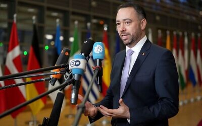 Le ministre belge des Affaires étrangères, Maxime Prevot, s'adresse aux médias à son arrivée à une réunion des ministres des Affaires étrangères de l'UE au bâtiment du Conseil européen à Bruxelles, le 24 février 2025. (Crédit : AP Photo/Virginia Mayo) Le ministre belge des Affaires étrangères, Maxime Prevot, s'adresse aux médias à son arrivée à une réunion des ministres des Affaires étrangères de l'UE au bâtiment du Conseil européen à Bruxelles, le 24 février 2025. (Crédit : AP Photo/Virginia Mayo)