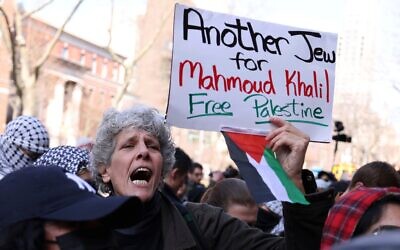 Illustration : Des manifestants rassemblés en soutien à l'activiste palestinien Mahmoud Khalil, devant l'université Columbia, à New York, le 14 mars 2025. (Crédit : Jason DeCrow/AP)