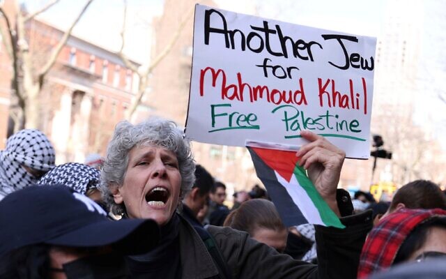 Illustration : Des manifestants rassemblés en soutien à l'activiste palestinien Mahmoud Khalil, devant l'université Columbia, à New York, le 14 mars 2025. (Crédit : Jason DeCrow/AP)