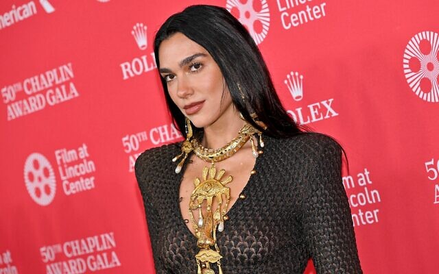 Dua Lipa assistant au 50ᵉ gala des Chaplin Awards, en l'honneur de Pedro Almodovar, à l'Alice Tully Hall, à New York, le 28 avril 2025. (Crédit : Evan Agostini/Invision/AP) Dua Lipa assistant au 50ᵉ gala des Chaplin Awards, en l'honneur de Pedro Almodovar, à l'Alice Tully Hall, à New York, le 28 avril 2025. (Crédit : Evan Agostini/Invision/AP)