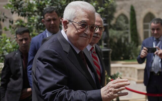Le Premier ministre libanais Nawaf Salam (à droite) accueillant le dirigeant de l'Autorité palestinienne, Mahmoud Abbas, avant leur réunion au palais du gouvernement à Beyrouth, au Liban, le 22 mai 2025. (Crédit : Hassan Ammar/AP Photo)
