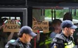 La police arrête des manifestants lors d'un rassemblement à La Haye, aux Pays-Bas, le 25 juin 2025. (Crédit : AP Photo/Peter Dejong)