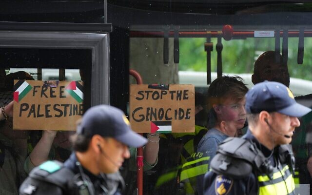 La police arrête des manifestants lors d'un rassemblement à La Haye, aux Pays-Bas, le 25 juin 2025. (Crédit : AP Photo/Peter Dejong) La police arrête des manifestants lors d'un rassemblement à La Haye, aux Pays-Bas, le 25 juin 2025. (Crédit : AP Photo/Peter Dejong)