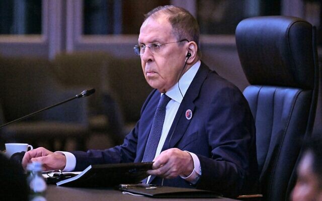 Le ministre russe des Affaires étrangères, Sergueï Lavrov, participant à la conférence post-ministérielle de l'Association des nations de l'Asie du Sud-Est (ASEAN) lors de la 58ᵉ réunion des ministres des Affaires étrangères de l'ASEAN et des réunions connexes, au Centre des congrès de Kuala Lumpur, le 10 juillet 2025. (Crédit : Mohd Rasfan/Pool Photo via AP)