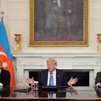 Le président américain Donald Trump, au centre, le Premier ministre arménien Nikol Pashinyan, à droite, et le président azerbaïdjanais Ilham Aliyev, lors d'une cérémonie de signature trilatérale à la Maison Blanche à Washington, le 8 août 2025. (Crédit :AP/Mark Schiefelbein)