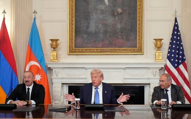 Le président américain Donald Trump, au centre, le Premier ministre arménien Nikol Pashinyan, à droite, et le président azerbaïdjanais Ilham Aliyev, lors d'une cérémonie de signature trilatérale à la Maison Blanche à Washington, le 8 août 2025. (Crédit :AP/Mark Schiefelbein)