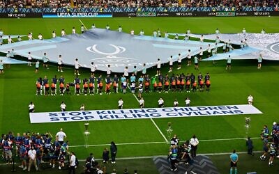 Illustration : Les joueurs s'alignant avant le match de football de la Supercoupe de l'UEFA entre le Paris Saint-Germain et Tottenham Hotspur à Udine, en Italie, le 13 août 2025. (Crédit : Denes Erdos/AP Photo)
