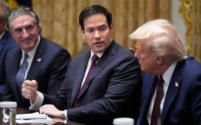 De gauche à droite : Le secrétaire à l'Intérieur, Doug Burgum, le secrétaire d'État américain, Marco Rubio, et le président américain Donald Trump lors d'une réunion du cabinet, à la Maison Blanche, à Washington, le 26 août 2025. (Crédit : Mark Schiefelbein/AP Photo) De gauche à droite : Le secrétaire à l'Intérieur, Doug Burgum, le secrétaire d'État américain, Marco Rubio, et le président américain Donald Trump lors d'une réunion du cabinet, à la Maison Blanche, à Washington, le 26 août 2025. (Crédit : Mark Schiefelbein/AP Photo)