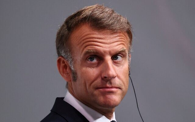 Le président français Emmanuel Macron participant à une conférence de presse conjointe avec le chancelier allemand Friedrich Merz, à Toulon, dans le sud de la France, le 29 août 2025. (Crédit : Manon Cruz/Pool via AP)