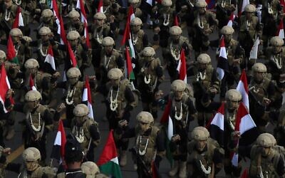 Des combattants houthis participent à un rassemblement anti-Israël hebdomadaire à Sanaa, au Yémen, le 29 août 2025. (Crédit : AP Photo/Osamah Abdulrahman)