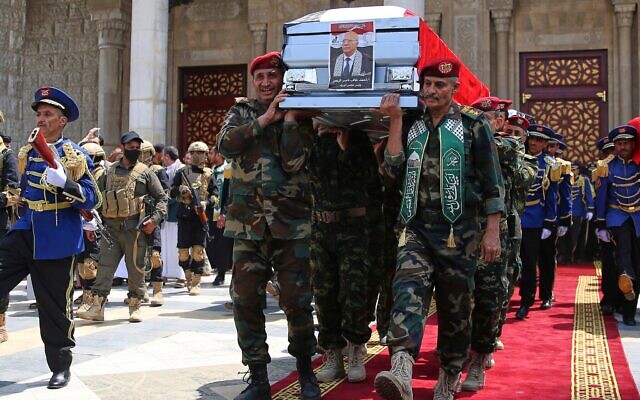 Des officiers houthis transportant le cercueil du Premier ministre houthi, Ahmed al-Rahawi, éliminé en même temps que d'autres élus lors des frappes aériennes israéliennes du 28 août, devant la mosquée Shaab lors de ses funérailles, à Sanaa, au Yémen, le 1ᵉʳ septembre 2025. (Crédit : Osamah Abdulrahman/AP)