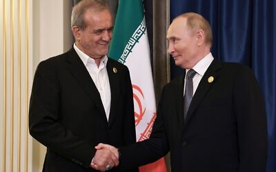 Le président iranien Massoud Pezeshkian (à gauche) et le président russe Vladimir Poutine (à droite) se serrant la main lors de leur rencontre en marge du sommet de l'Organisation de coopération de Shanghai, à Tianjin, en Chine, le 1ᵉʳ septembre 2025. (Crédit : Alexander Kazakov, Sputnik, Kremlin Pool Photo via AP)