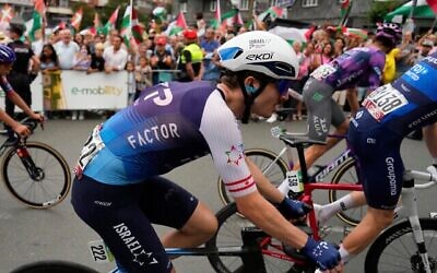Pier-André Côté, de l'équipe Israel Premier Tech, lors de la onzième étape de la course cycliste espagnole, la Vuelta, entre Bilbao et Bilbao, en Espagne, le mercredi 3 septembre 2025. (Crédit : AP Photo/Miguel Oses)