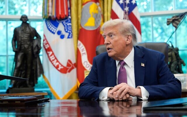 Le président américain Donald Trump s'exprime dans le Bureau ovale de la Maison Blanche, le 5 septembre 2025, à Washington. (Crédit : AP Photo/Alex Brandon) Le président américain Donald Trump s'exprime dans le Bureau ovale de la Maison Blanche, le 5 septembre 2025, à Washington. (Crédit : AP Photo/Alex Brandon)