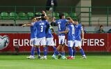 Les joueurs israéliens célèbrent le troisième but de leur équipe, marqué par l'Israélien Tai Baribo, lors d'un match de qualification pour la Coupe du monde de football entre la Moldavie et Israël au stade ZImbru de Chisinau, en Moldavie, le 5 septembre 2025. (Crédit : AP Photo/Aurel Obreja)