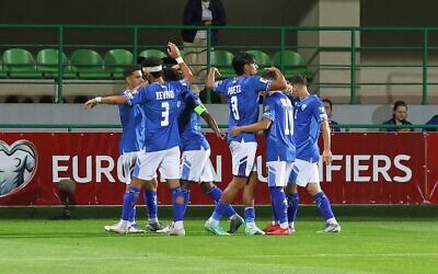 Les joueurs israéliens célèbrent le troisième but de leur équipe, marqué par l'Israélien Tai Baribo, lors d'un match de qualification pour la Coupe du monde de football entre la Moldavie et Israël au stade ZImbru de Chisinau, en Moldavie, le 5 septembre 2025. (Crédit : AP Photo/Aurel Obreja)