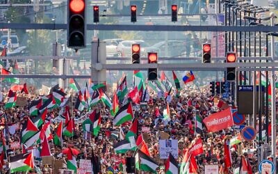 Des manifestants brandissent des drapeaux palestiniens lors d'une manifestation anti-Israël dans le centre de Bruxelles, le 7 septembre 2025. (Crédit : AP/Geert Vanden Wijngaert)