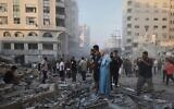 Des Gazaouis inspectant les dégâts causés par une frappe de l'armée israélienne sur un immeuble de Gaza-City, le 7 septembre 2025. (Crédit : Yousef Al Zanoun/AP Photo)