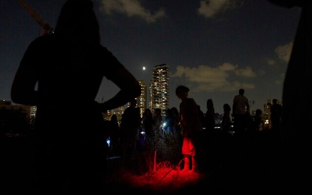 Des gens réunis pour observer une éclipse lunaire totale, connue sous le nom de « Lune de sang », à Tel Aviv, le 7 septembre 2025. (Crédit : Oded Balilty/AP) Des gens réunis pour observer une éclipse lunaire totale, connue sous le nom de « Lune de sang », à Tel Aviv, le 7 septembre 2025. (Crédit : Oded Balilty/AP)