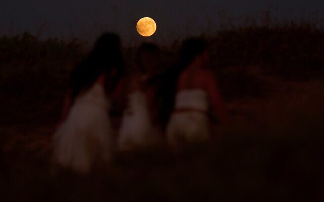 Une Lune de sang se levant avant une éclipse lunaire, à Hadera, le 7 septembre 2025. (Crédit : Ariel Schalit/AP) Une Lune de sang se levant avant une éclipse lunaire, à Hadera, le 7 septembre 2025. (Crédit : Ariel Schalit/AP)